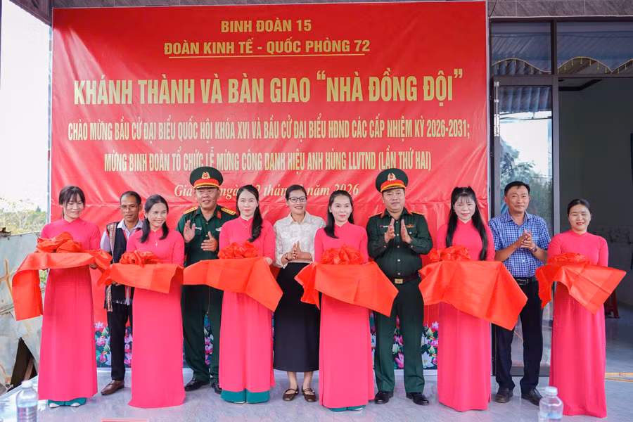 chi-huy-doan-kt-qp-72-cung-dai-dien-dia-phuong-cat-bang-khanh-thanh-va-ban-giao-nha-dong-doi-tang-gia-dinh-chi-kpuih-hmleh-lang-bua-xa-ia-pnon-tinh-gia-lai.jpg