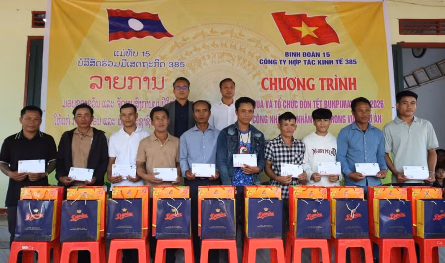 cong-ty-htkt-385-trao-qua-tang-cong-nhan-cua-don-vi-va-nhan-dan-nuoc-ban-lao.jpg