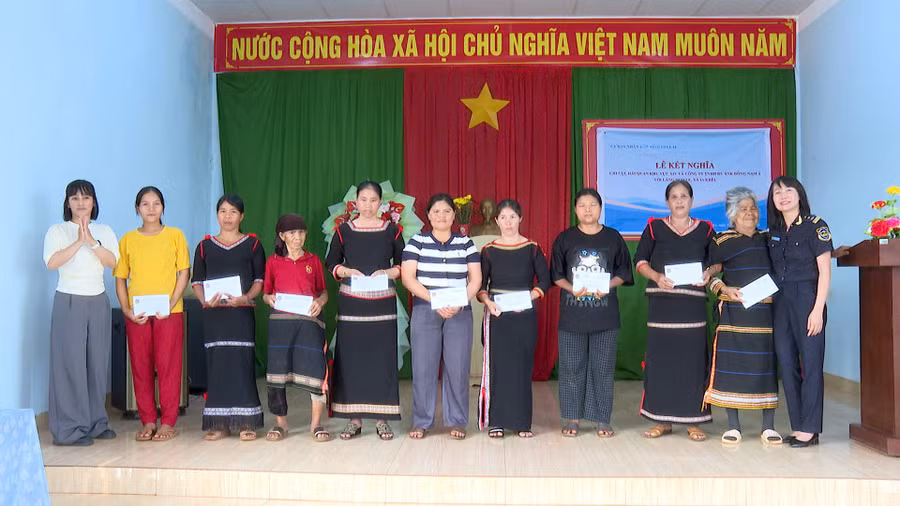 don-vi-ket-nghia-tang-qua-20-suat-qua-cho-ho-ngheo-lang-ngo-le.jpg