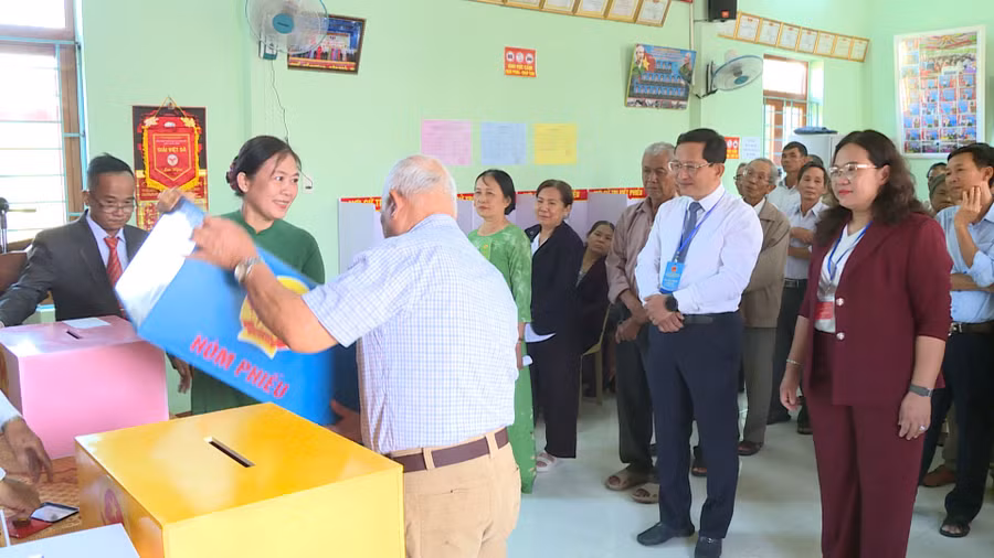 truong-ban-to-chuc-tinh-uy-mai-viet-trung-chung-kien-kiem-tra-hom-phieu-sau-le-khai-mac-bau-cu-tai-thon-huynh-mai-xa-tuy-phuoc.jpg