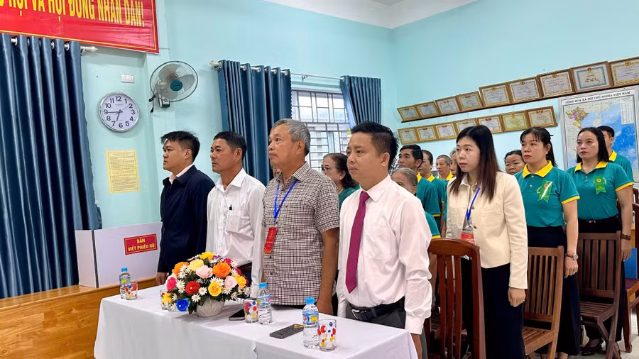 truong-ban-noi-chinh-tinh-uy-thu-2-tu-phai-sang-tham-du-tai-diem-bau-cu-so-31-don-vi-bau-cu-so-1.jpg