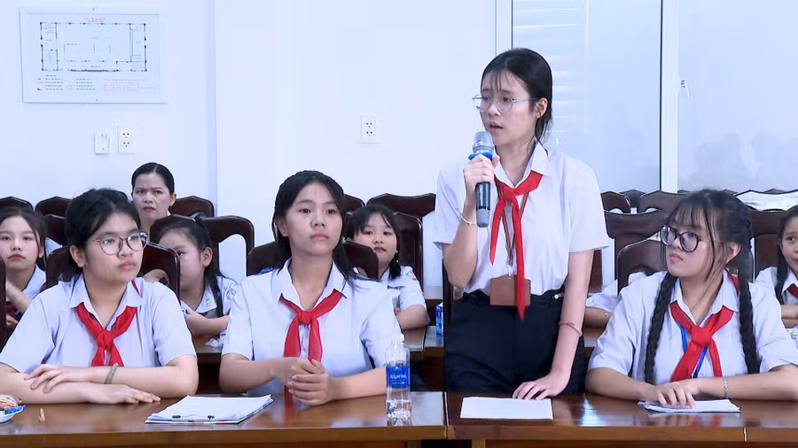 cac-hoc-sinh-dat-cau-hoi-lien-quan-den-van-de-bao-ve-tre-em.jpg
