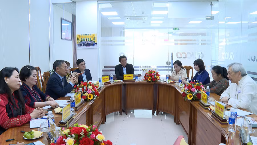 quang-canh-buoi-lam-viec.jpg