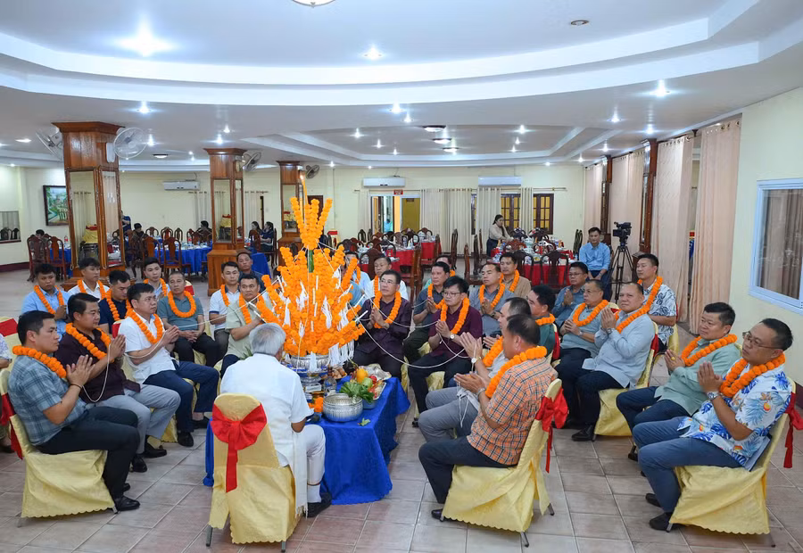 10-doan-cong-tac-binh-doan-15-tham-gia-le-buoc-chi-co-tay-nhan-dip-tet-bunpimay-lao.jpg