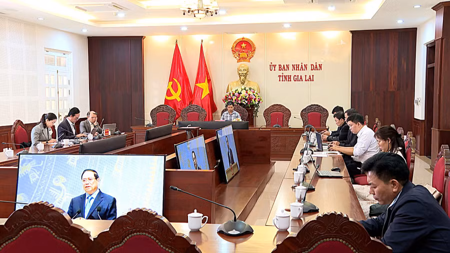 pho-chu-tich-ubnd-tinh-nguyen-huu-que-giua-va-cac-so-nganh-du-truc-tuyen-le-phat-dong-tai-diem-cau-gia-lai.jpg