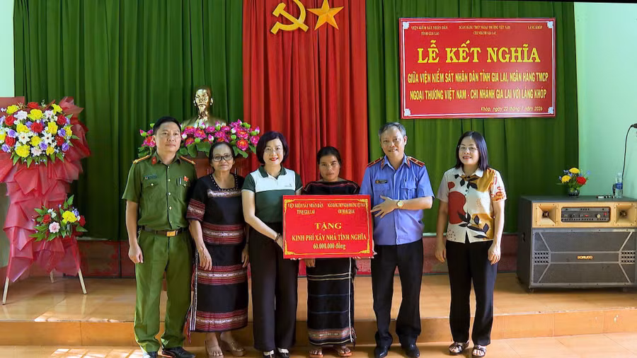 vien-ksnd-tinh-gia-lai-va-vietcombank-gia-lai-tang-bang-tuong-trung-60-trieu-dong-ho-tro-xay-nha-o-cho-gia-dinh-kho-khan-o-lang-khop.jpg