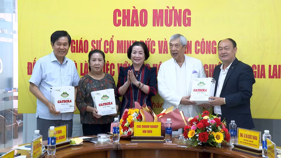 ba-nguyen-thi-sen-chu-tich-hhdn-tinh-o-giua-tang-qua-luu-niem-cho-giao-su-co-minh-duc-ao-trang-ben-phai-va-doan-cong-tac.jpg
