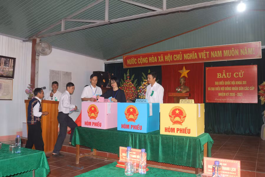pho-chu-tich-ubnd-tinh-nguyen-thi-thanh-lich-bo-phieu-bau-cu-tai-xa-kbang.jpg