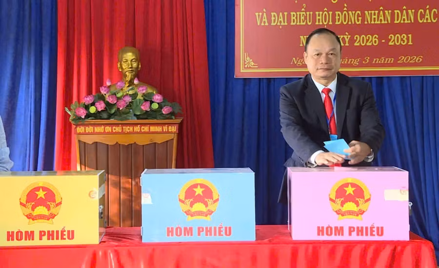 pho-chu-tich-ubnd-tinh-duong-mah-tiep-bo-phieu-bau-cu-tai-khu-vuc-bo-phieu-so-10-thon-ninh-hoa-xa-ia-boong.jpg