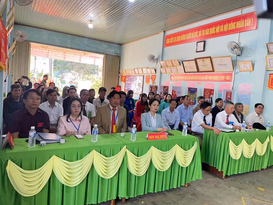pho-truong-doan-dai-bieu-quoc-hoi-tinh-siu-huong-mac-vest-xanh-du-le-khai-mac-bau-cu-tai-khu-vuc-bo-phieu-so-7-xa-mang-yang.jpg