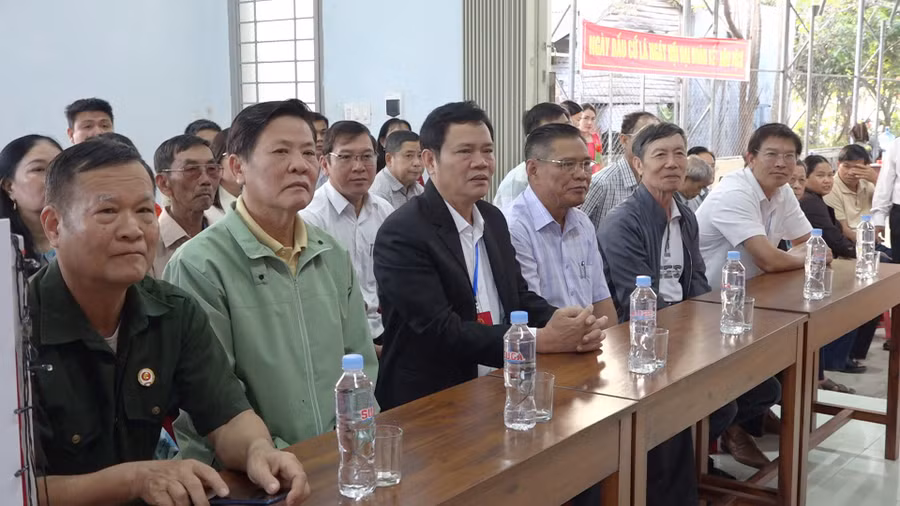 giam-doc-so-tai-chinh-tran-cang-thu-ba-tu-trai-sang-du-le-khai-mac-bau-cu-tai-khu-vuc-bo-phieu-so-2-xa-phu-tuc.jpg