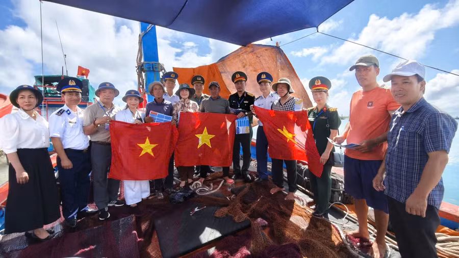 bo-tu-lenh-vung-canh-sat-bien-2-va-doan-cong-tac-cac-dia-phuong-tuyen-truyen-iuu-tren-tau-cac-ngu-dan-tai-dac-khu-ly-son-quang-ngai1.jpg