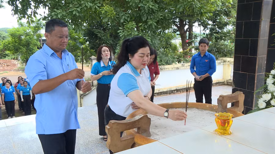 hoi-lhpn-tinh-dang-hoa-thap-huong-tri-an-tai-nha-bia-tuong-niem-liet-si-xa-ia-krel.jpg