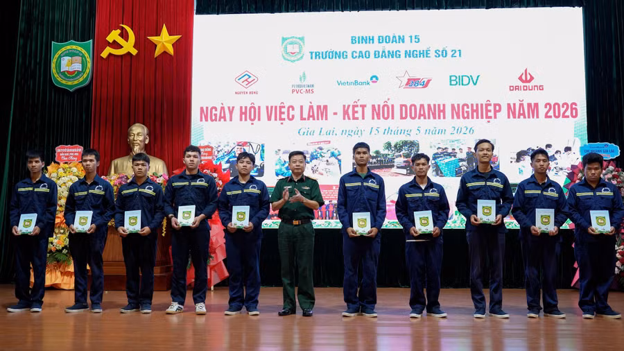 dai-dien-cac-doanh-nghiep-va-don-vi-dong-hanh-trao-tang-nhieu-suat-hoc-bong-y-nghia-cho-hoc-sinh-sinh-vien-nha-truong.jpg