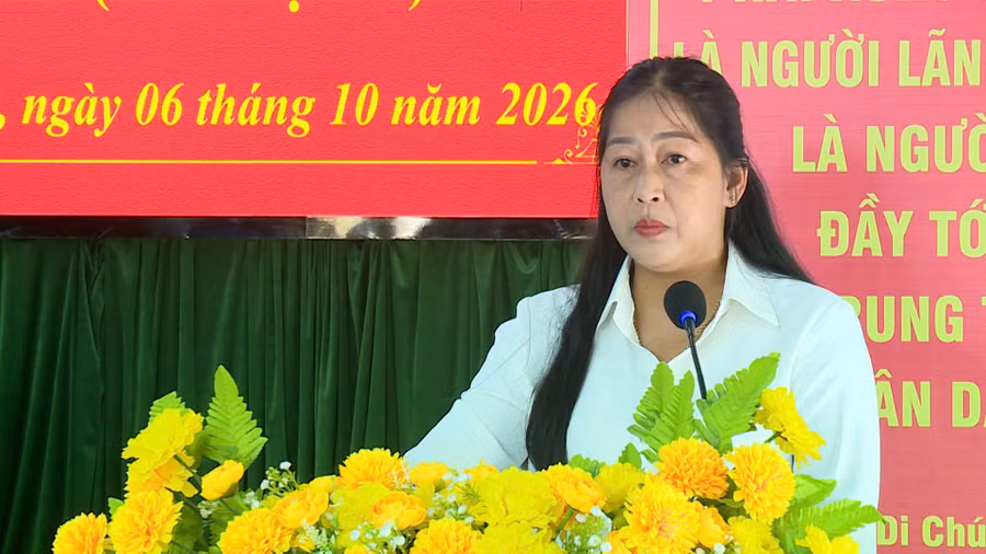 ba-dinh-thi-minh-ha-bi-thu-dang-uy-chu-tich-hdnd-xa-hra-phat-bieu-khai-mac-hoi-nghi.jpg