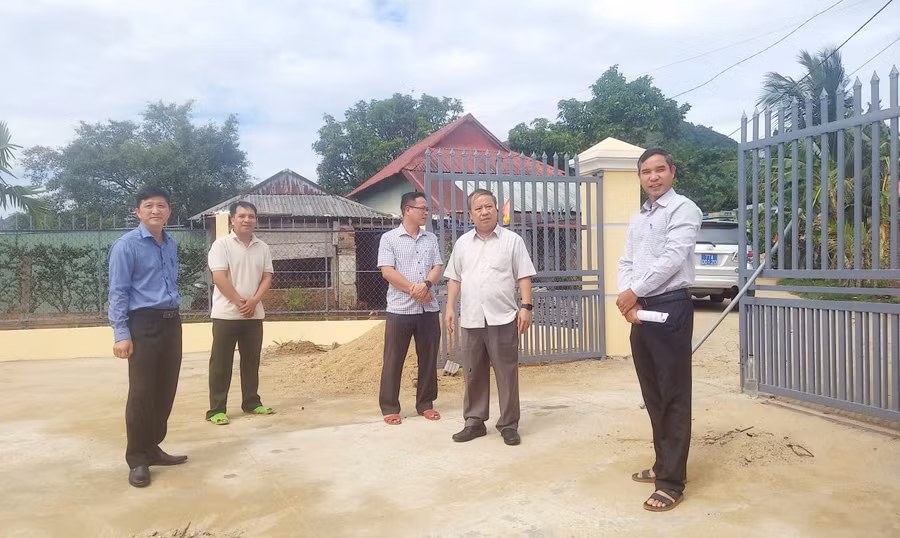 Phó Bí thư Tỉnh ủy, Trưởng Đoàn đại biểu Quốc hội tỉnh Châu Ngọc Tuấn (thứ hai từ phải sang) khảo sát tình hình thực tế tại xã Canh Liên. Ảnh: Hà Đức