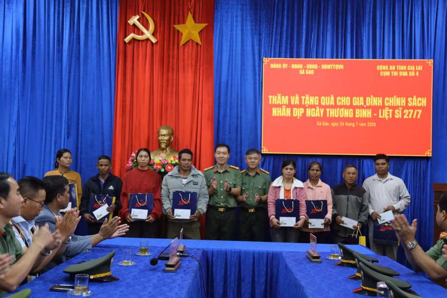 dai-dien-cum-thi-dua-so-4-cong-an-tinh-gia-lai-trao-qua-cho-cac-gia-dinh-chinh-sach-thuong-binh-benh-binh-va-nguoi-co-cong-voi-cach-mang-tren-dia-ban-xa-gao.jpg