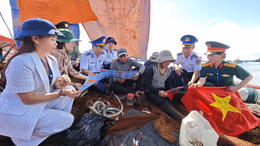 doan-cong-tac-cac-dia-phuong-tuyen-truyen-iuu-cho-ngu-dan-ly-son-quang-ngai.jpg