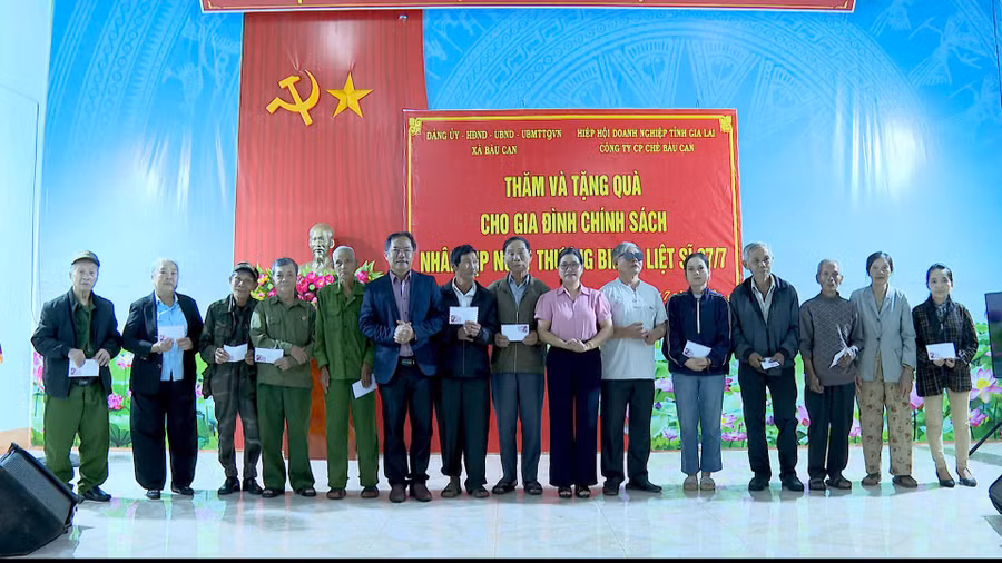 ong-do-dinh-bang-dung-giua-pct-thuong-truc-hhdn-tinh-tang-qua-cho-cac-gia-dinh-chinh-sach-o-xa-bau-can.jpg