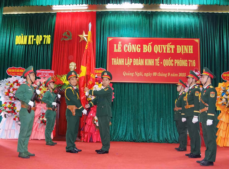 6-dai-ta-khuat-ba-cao-bi-thu-dang-uy-pho-tu-lenh-binh-doan-15-trao-quan-ky-quyet-thang-cho-doan-kt-qp-716.jpg