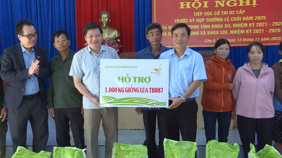 pho-chu-tich-thuong-truc-hdnd-tinh-truong-van-dat-ben-trai-va-to-dai-bieu-trao-tang-gao-va-lua-giong-cho-nguoi-xa-chu-a-thai-bi-thiet-hai-do-bao-so-13.jpg