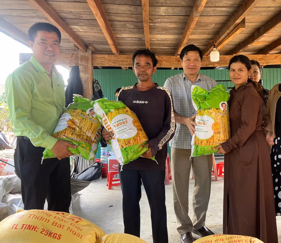 pho-chu-tich-thuong-truc-hdnd-tinh-thu-2-tu-ben-phai-va-doanh-nghiep-tang-giong-lua-cho-nguoi-dan-xa-ia-tul.jpg