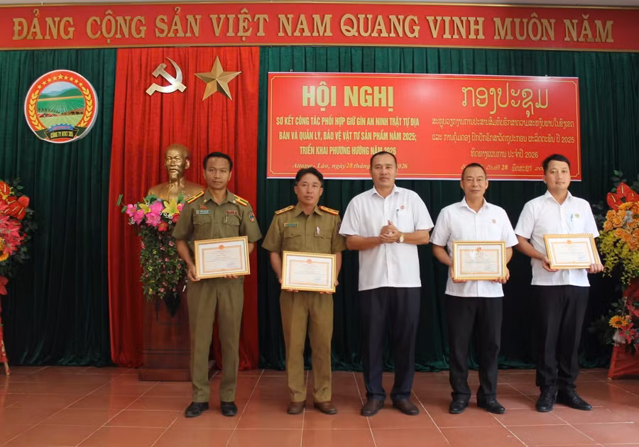 thuong-ta-cu-duc-mau-giam-doc-cong-ty-hop-tac-kinh-te-385-trao-khen-thuong-cac-tap-the-co-thanh-tich-tieu-bieu-trong-cong-tac-phoi-hop-bao-dam-an-ninh-trat-tu-dia-ban-va-quan-ly-bao-ve-vat-tu-san-pham-nam-2025.jpg