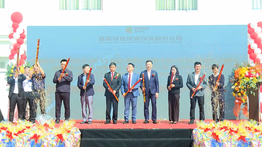 cac-dai-bieu-thuc-hien-nghi-thuc-cong-bo-du-an-dien-gio-ia-pech-va-ia-pech-2-chinh-thuc-van-hanh-thuong-mai-toan-phan.jpg