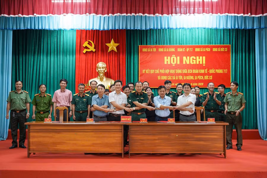 doan-kinh-te-quoc-phong-717-ky-ket-quy-che-phoi-hop-voi-ubnd-cac-xa-ia-tor-ia-boong-ia-puch-duc-co.jpg