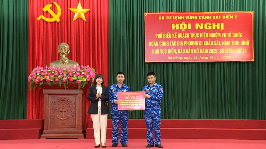 dai-dien-doan-cong-tac-tinh-gia-lai-tang-qua-cho-can-bo-chien-si-tau-390.jpg