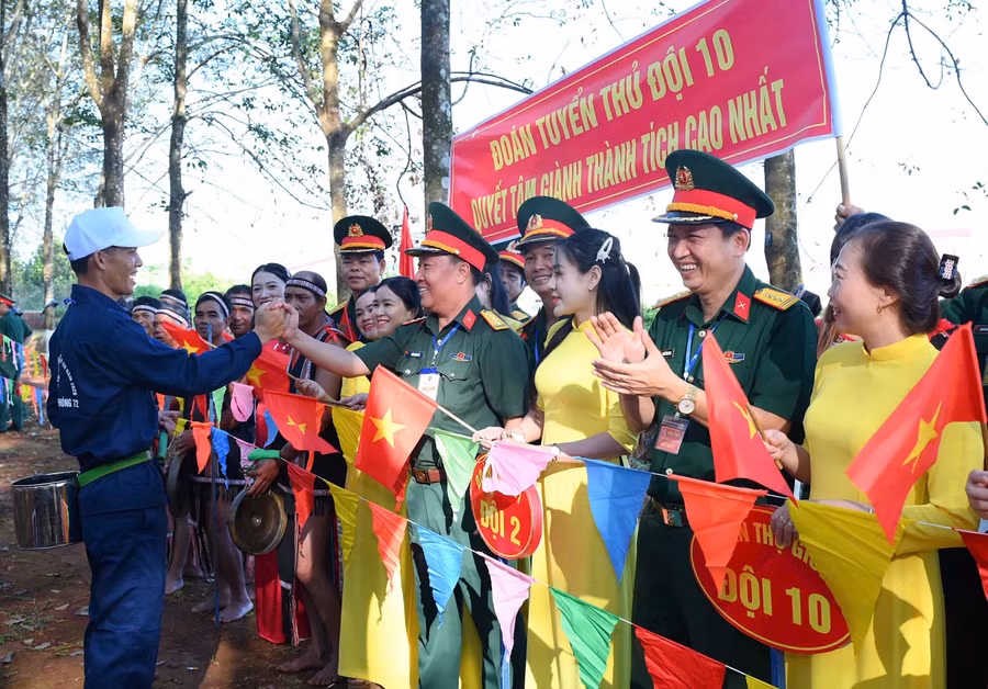 dong-dao-can-bo-nguoi-lao-dong-va-nhan-dan-tren-dia-ban-den-theo-doi-co-vu-hoi-thi.jpg
