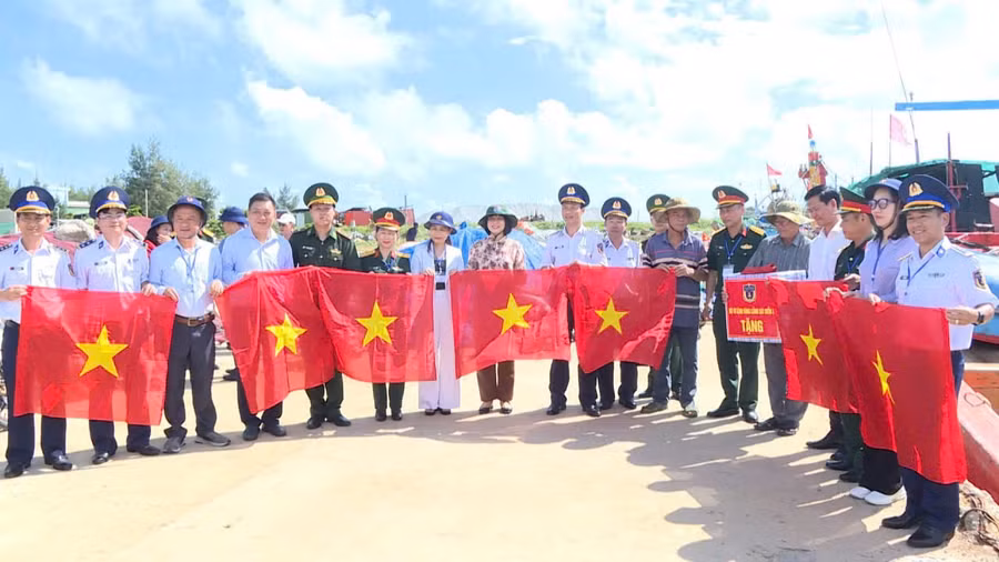 doan-cong-tac-tang-co-to-quoc-cho-ngu-dan-dac-khu-ly-son-quang-ngai.jpg