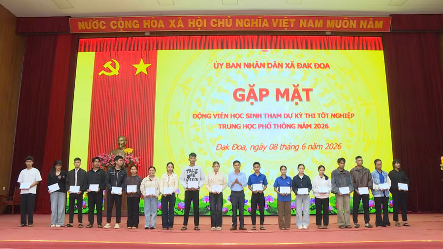 lanh-dao-ubnd-xa-dak-doa-trao-qua-tiep-suc-mua-thi-cho-hoc-sinh-lop-12-co-hoan-canh-kho-khan-tham-du-ky-thi-tot-nghiep-thpt-nam-2026.jpg