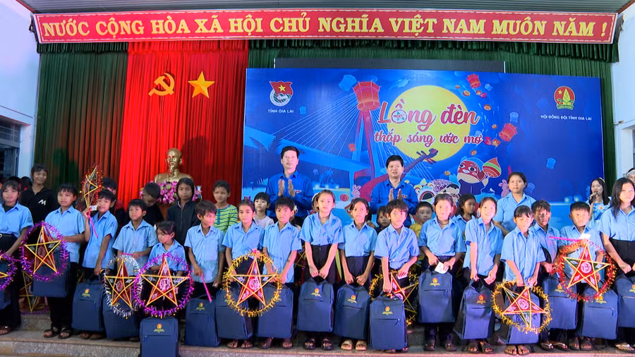 nhung-phan-qua-y-nghia-duoc-trao-den-cac-em-thieu-nhi.jpg