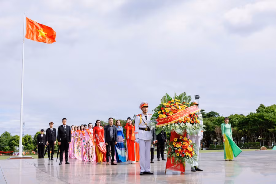 cac-thi-sinh-cung-ban-to-chuc-cuoc-thi-trang-nghiem-thuc-hien-nghi-le-dang-huong-tai-quang-truong-dai-doan-ket.jpg