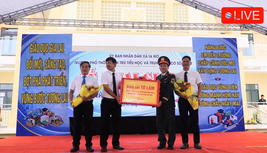 dai-ta-nguyen-the-vinh-duoc-uy-quyen-trao-qua-cua-tong-bi-thu-to-lam-cho-thay-va-tro-nha-truong-4810.jpg