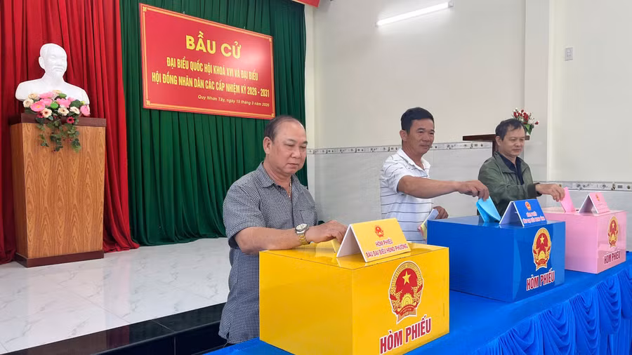 cac-cu-tri-khu-vuc-bo-phieu-so-2-phuong-quy-nhon-tay-bo-phieu-bau-cu.jpg