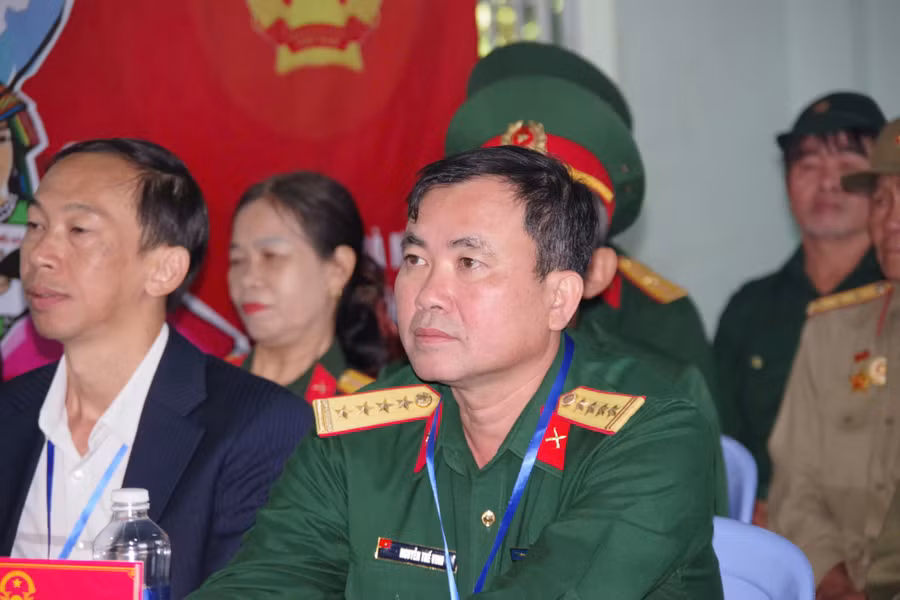 dai-ta-nguyen-the-vinh-chi-huy-truong-bo-chqs-tinh-du-le-khai-mac-bau-cu-tai-khu-vuc-bo-phieu-so-8-xa-ia-krai.jpg