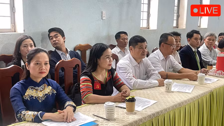 dong-chi-siu-huong-tinh-uy-vien-pho-truong-doan-dai-bieu-quoc-hoi-tinh-du-le-khai-giang-tai-truong-thcs-va-thpt-pham-hong-thai-xa-ia-khuol-801.jpg
