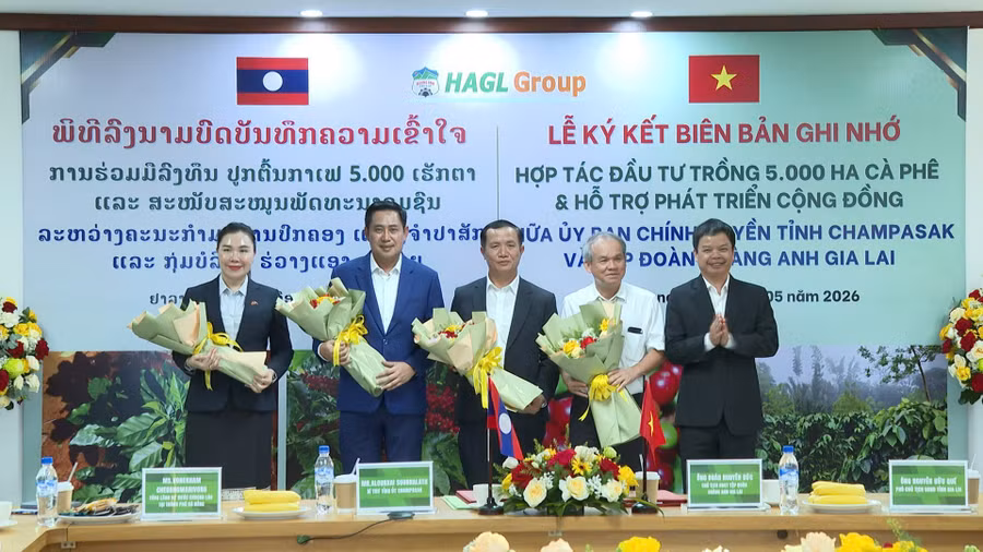 dong-chi-nguyen-huu-que-pho-chu-tich-ubnd-tinh-gia-lai-ngoai-cung-ben-phai-tang-hoa-chuc-mung-lanh-dao-tinh-champasak-va-tap-doan-hoang-anh-gia-lai-tai-le-ky-ket.jpg