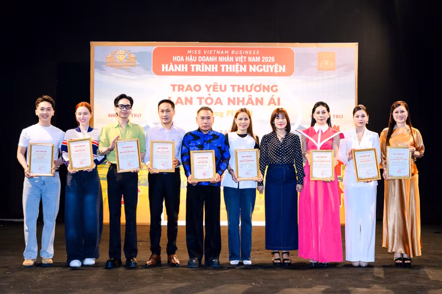 dai-dien-ubnd-phuong-pleiku-da-trao-thu-cam-on-ban-to-chuc.jpg