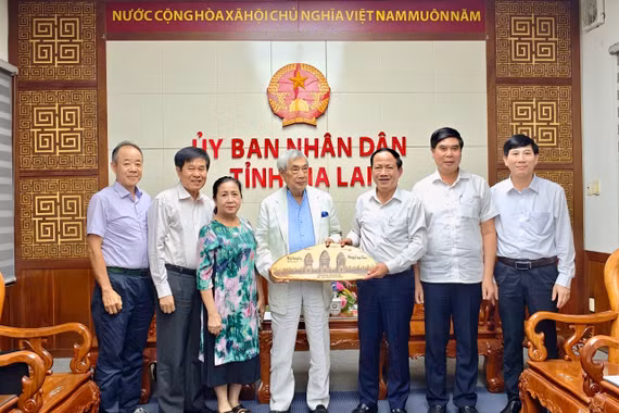 Chủ tịch UBND tỉnh Phạm Anh Tuấn trao đổi với Giáo sư Cổ Minh Đức về tiềm năng hợp tác giữa Gia Lai và vùng Normandie (Pháp)