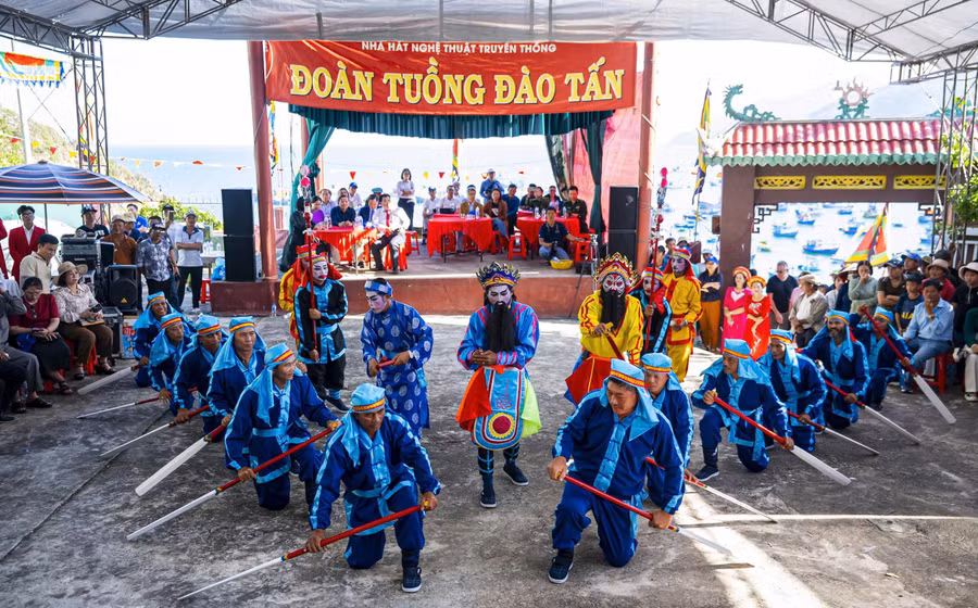 doi-ba-trao-bieu-dien-nghi-thuc-hau-than-tai-hien-sinh-hoat-nghe-bien-truyen-thong-trong-le-hoi-cau-ngu.jpg