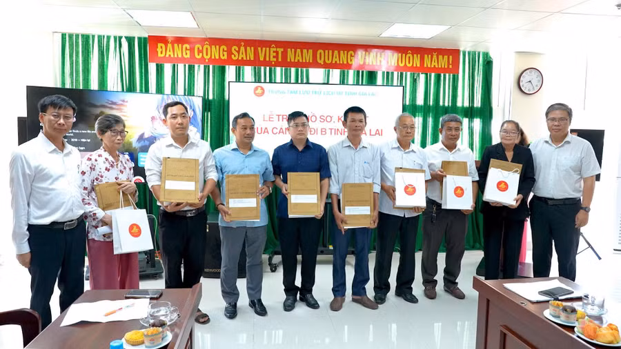 trao-tra-ho-so-ky-vat-can-bo-di-b-cho-than-nhan-cac-gia-dinh.jpg