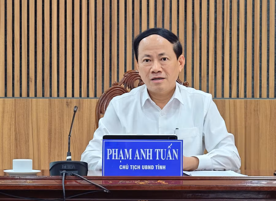Chủ tịch UBND tỉnh Phạm Anh Tuấn lưu ý việc giải quyết kiến nghị của công dân phải đúng quy định, xem xét thấu đáo từng trường hợp, tạo điều kiện tốt nhất cho người dân. Ảnh: Dũng Nhân