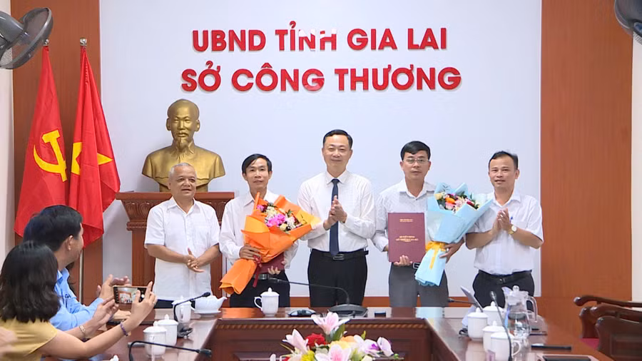 so-cong-thuong-tiep-nhan-bo-nhiem-cong-chuc-phong-dia-chat-va-khoang-san.jpg