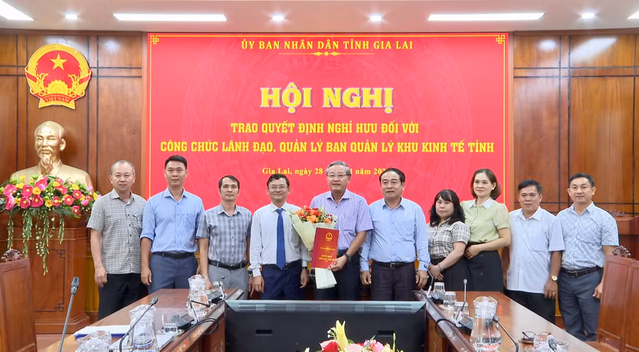 chup-hinh-cac-dai-bieu.jpg