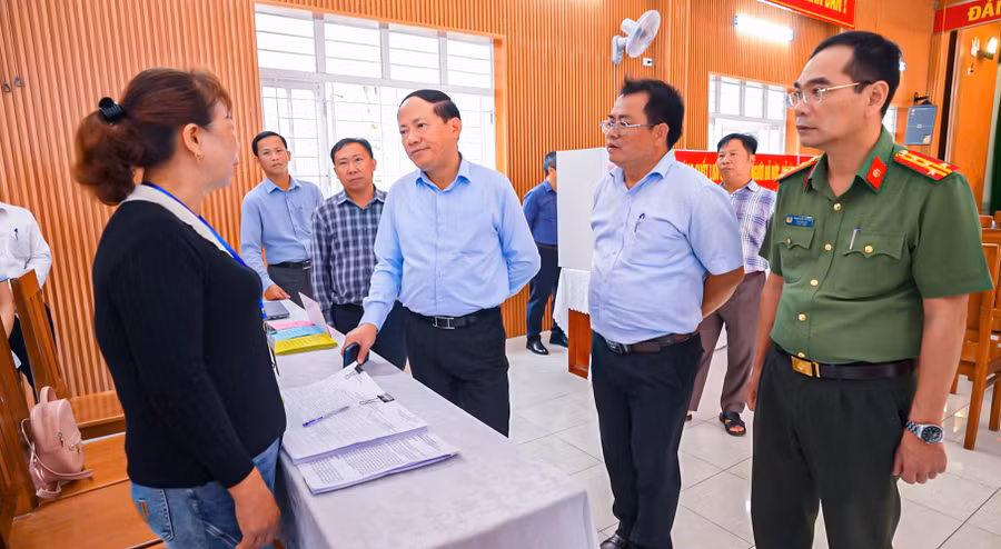 chu-tich-ubnd-tinh-pham-anh-tuan-luu-y-to-bau-cu-can-bo-tri-luc-luong-huong-dan-ho-tro-nguoi-dan-trong-qua-trinh-bo-phieu.jpg