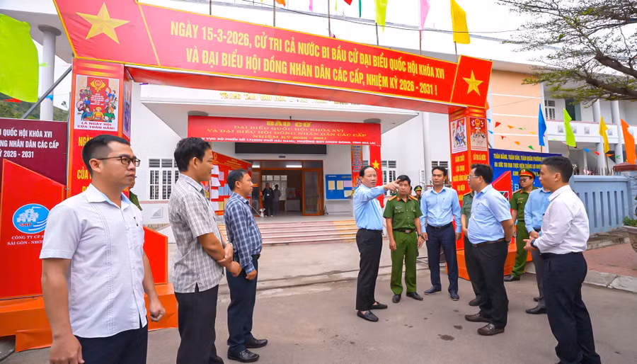 chu-tich-ubnd-tinh-pham-anh-tuan-kiem-tra-cong-tac-chuan-bi-tai-khu-vuc-bo-phieu-14-phuong-quy-nhon-dong-truoc-ngay-bau-cu.jpg