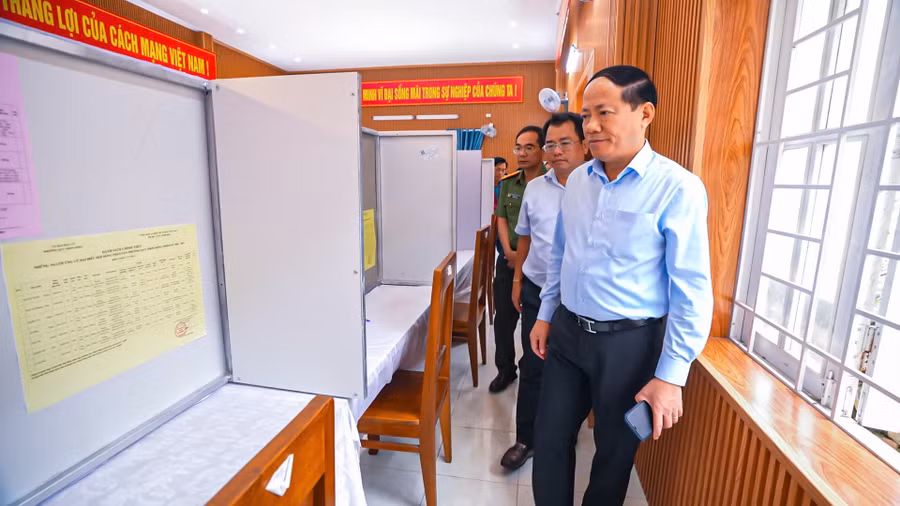 chu-tich-ubnd-tinh-pham-anh-tuan-ra-soat-cac-khau-cuoi-cung-san-sang-cho-ngay-hoi-non-song.jpg